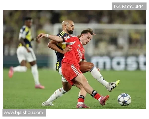 拿玻里与利物浦激战正酣双方争夺欧冠小组赛关键胜利