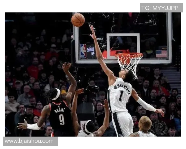 文班亚马首场比赛表现抢眼五次盖帽并成功隔扣字母哥引发热议